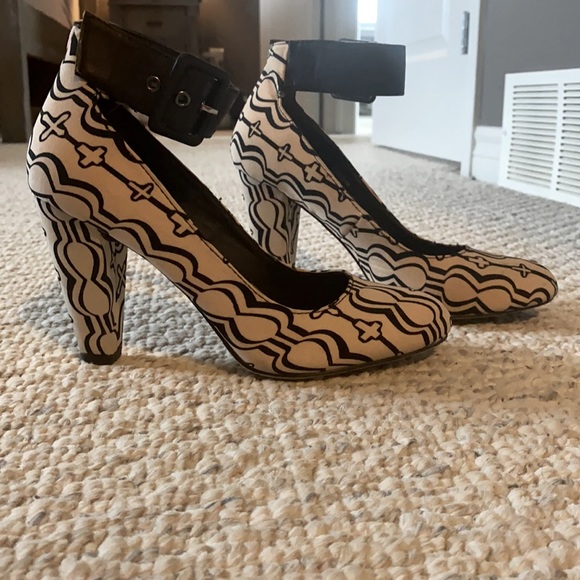 Cream heels with black bucket and design - Picture 2 of 4